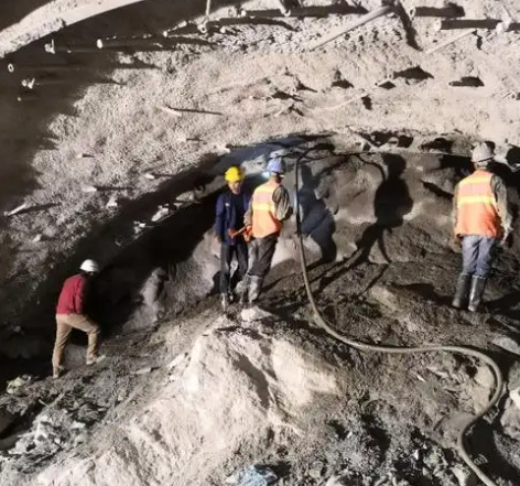 大余拱顶带模注浆料的施工流程及注意事项